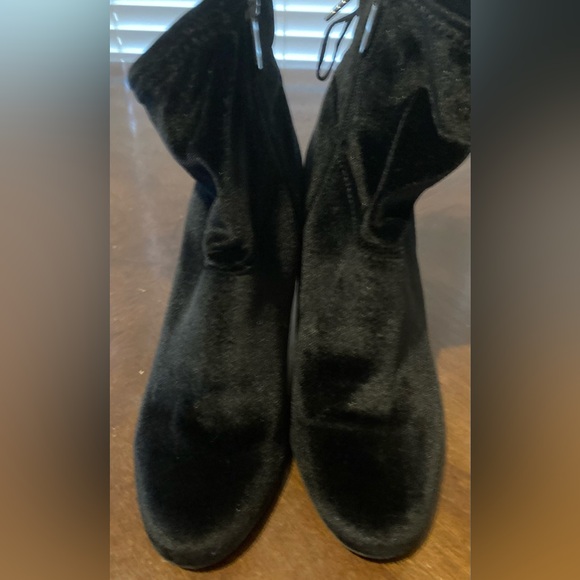 Ladies Size 8.5 Libby Edelman “Justine” Black 3 1/2” Bootie With Soft Satin Feel - Picture 16 of 17